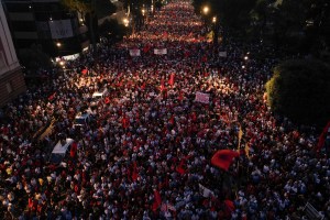 Multidão protesta contra hotel de luxo ligado à família Trump na Albânia