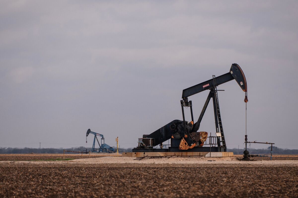 Oil Climbs as Fresh Tanker Strike Highlights Risks Around Hormuz
