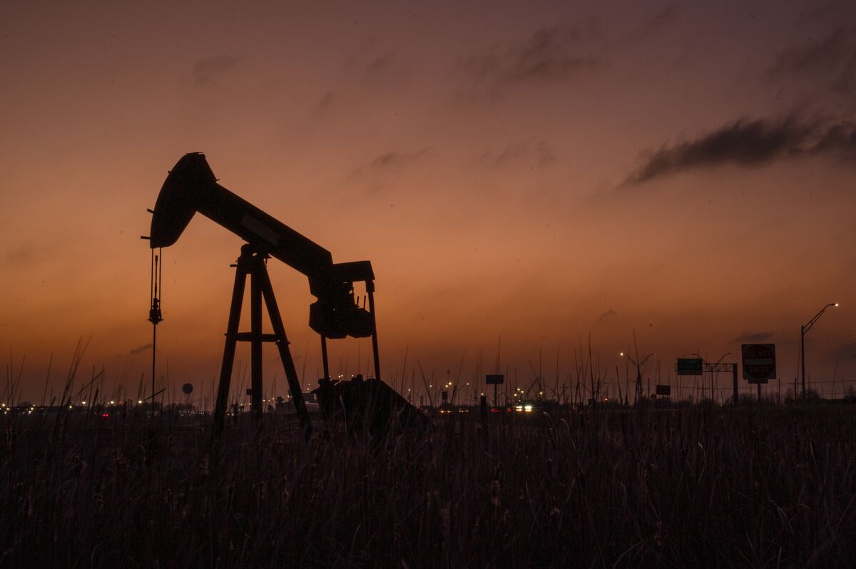 Oil Edges Lower as More Supply Flows Through Strait of Hormuz