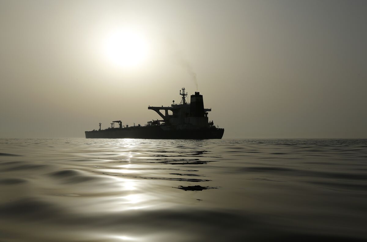 Oil Surges as US Strikes Targets in Iran Following Ship Attacks