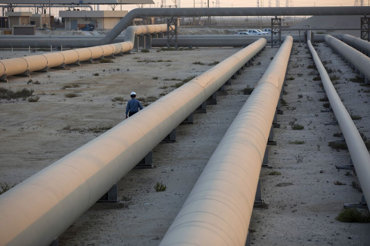 Oil Swings as Hormuz Flows Persist and OPEC+ Flags Higher Supply
