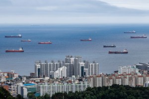 Petróleo despenca com volta da oferta e reacende temor de excesso global