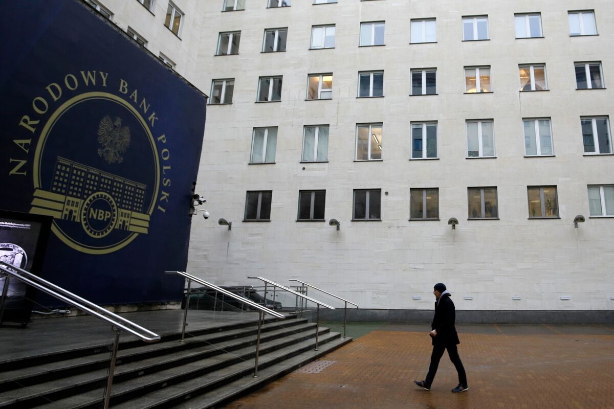 Polish Central Bank Hikes Inflation View in Blow to Easing Bets