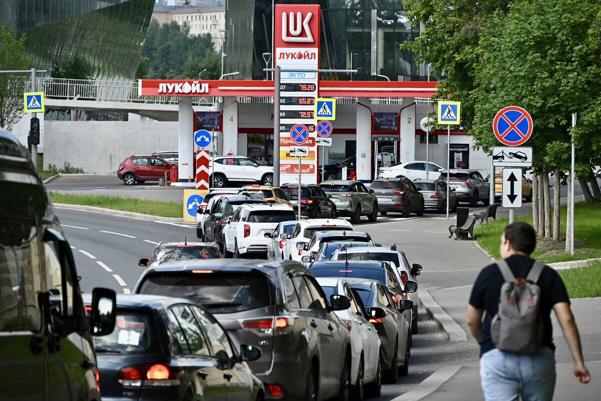 Putin Signs Tax Amendments Aiming to Boost Domestic Fuel Supply