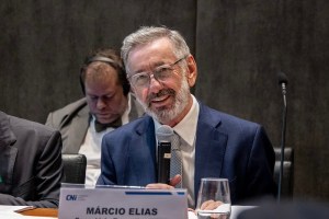 Tarifaço: Ministro diz que governo não sairá da ‘mesa de negociação’ e critica Flávio