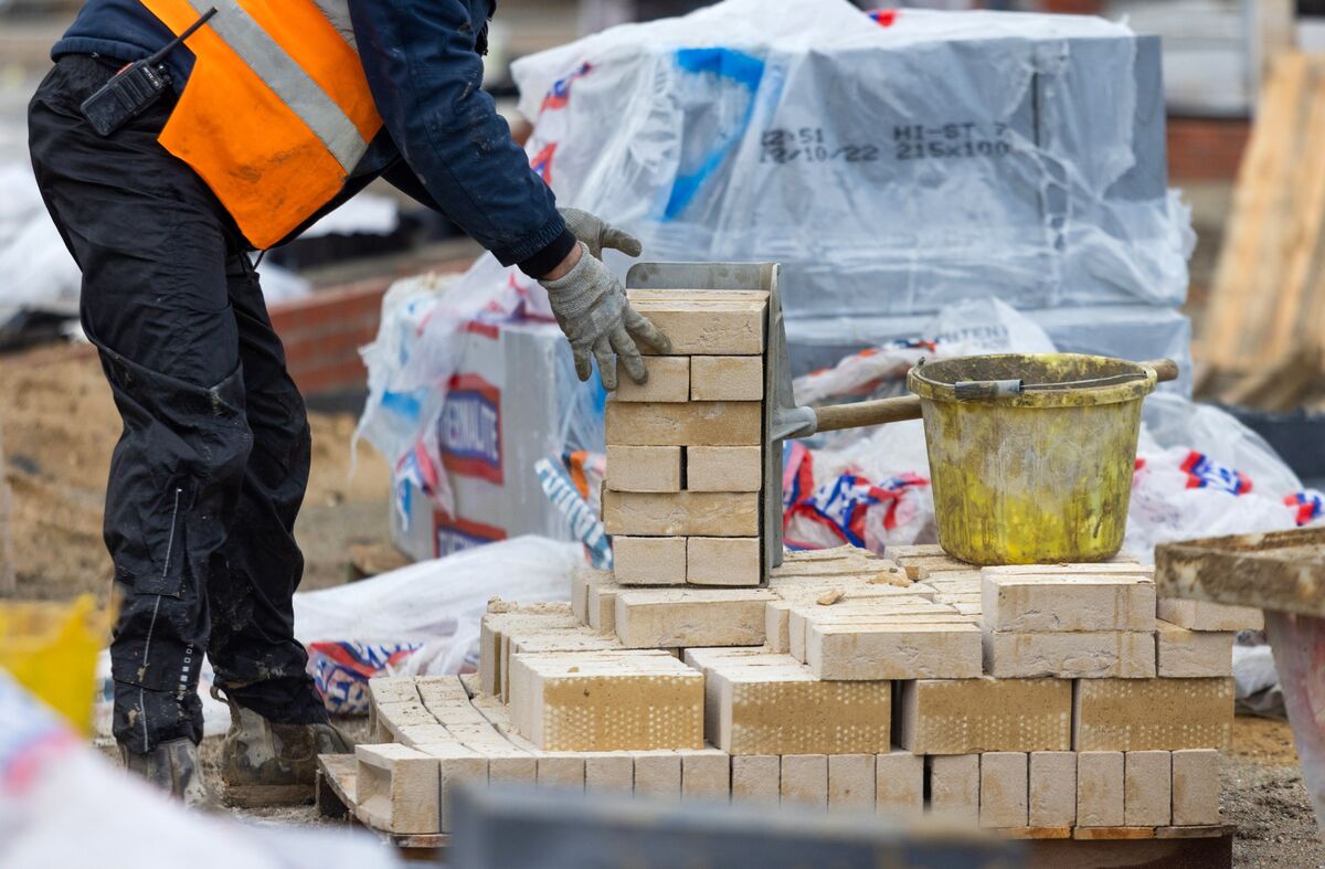 Vistry Expects £30 Million Pretax Loss, CFO Steps Down