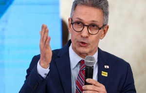 Zema culpa Lula por tarifaço e diz esperar solução ‘independentemente de quem vier’